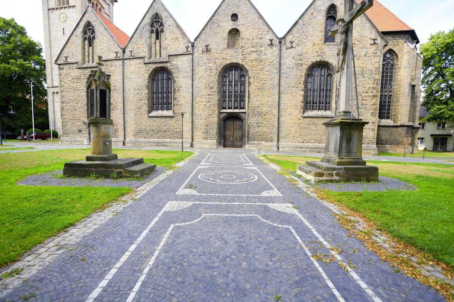 Brakel Vorplatz St. Michael Kirche
